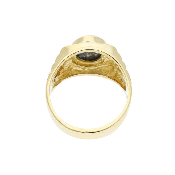 Anillo tipo sello con ópalo en oro amarillo 18 kilates.