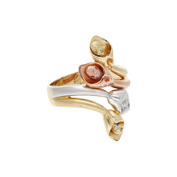 Anillo diseño especial motivo flores con sintéticos en oro tres tonos 14 kilates.
