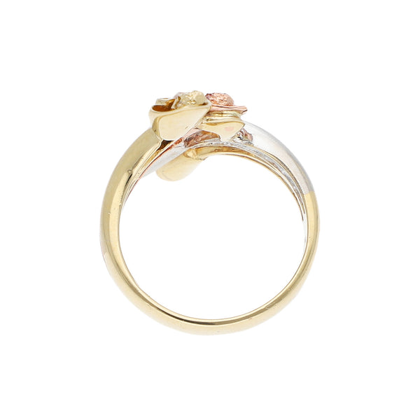 Anillo diseño especial motivo flores con sintéticos en oro tres tonos 14 kilates.