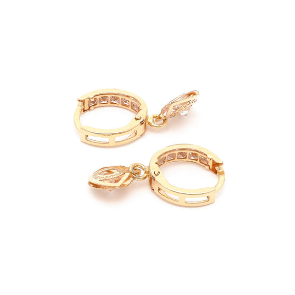 Arracada articulada con sintéticos y colgante motivo ojo en oro amarillo 14 kilates.