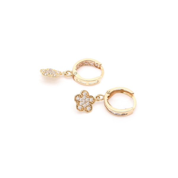 Arracada articulada con sintéticos y colgante motivo flor en oro amarillo 14 kilates.