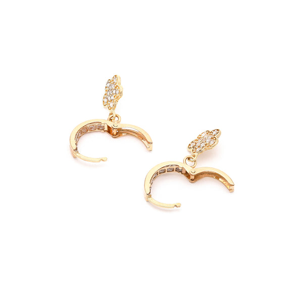 Arracada articulada con sintéticos y colgante motivo flor en oro amarillo 14 kilates.