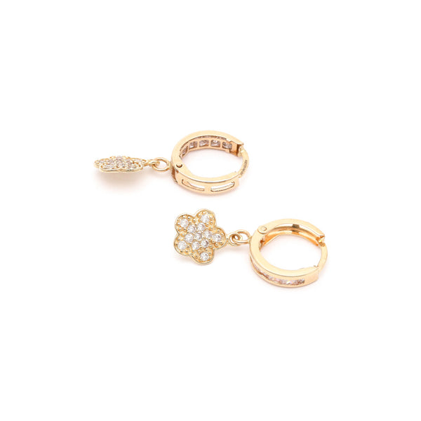 Arracada articulada con sintéticos y colgante motivo flor en oro amarillo 14 kilates.