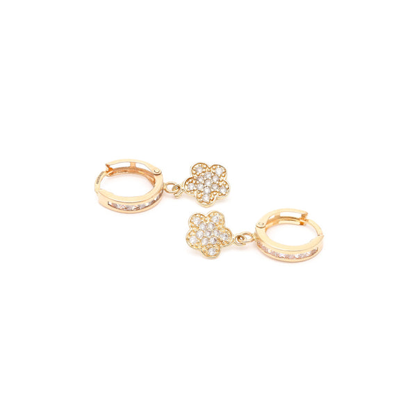 Arracada articulada con sintéticos y colgante motivo flor en oro amarillo 14 kilates.