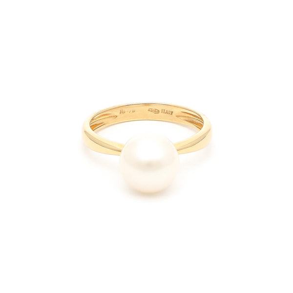 Anillo liso con perla en oro amarillo 14 kilates.