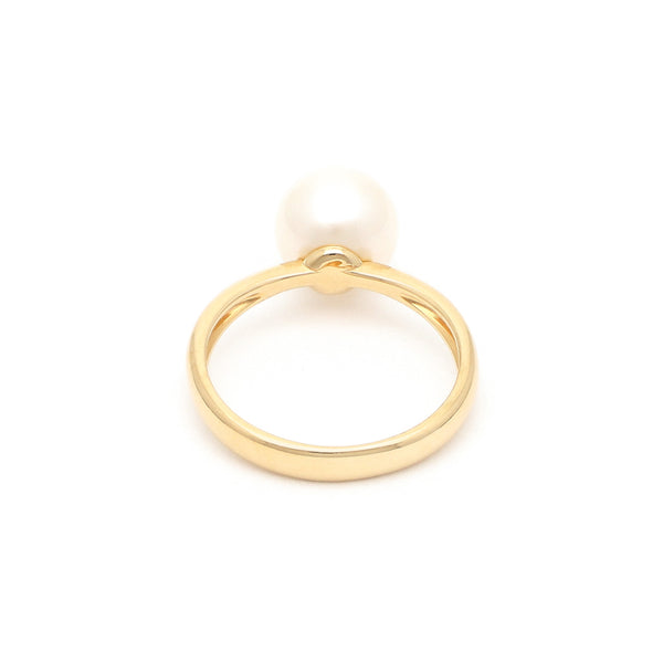 Anillo liso con perla en oro amarillo 14 kilates.