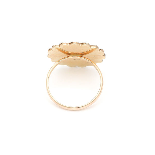 Anillo diseño especial con madre perla y esmalte motivo flor en oro amarillo 14 kilates.
