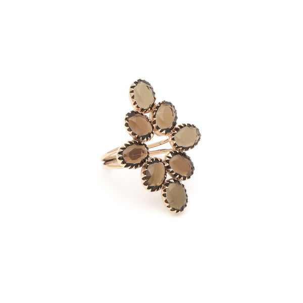 Anillo diseño especial con sintéticos en oro amarillo 14 kilates.