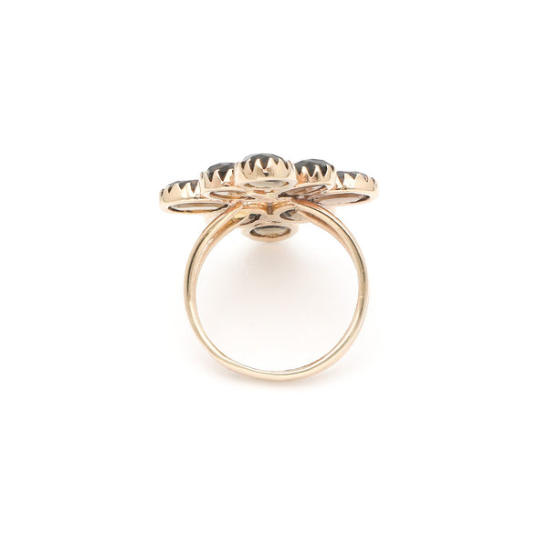 Anillo diseño especial con sintéticos en oro amarillo 14 kilates.