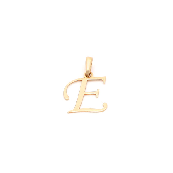 Dije liso motivo letra E en oro amarillo 14 kilates.