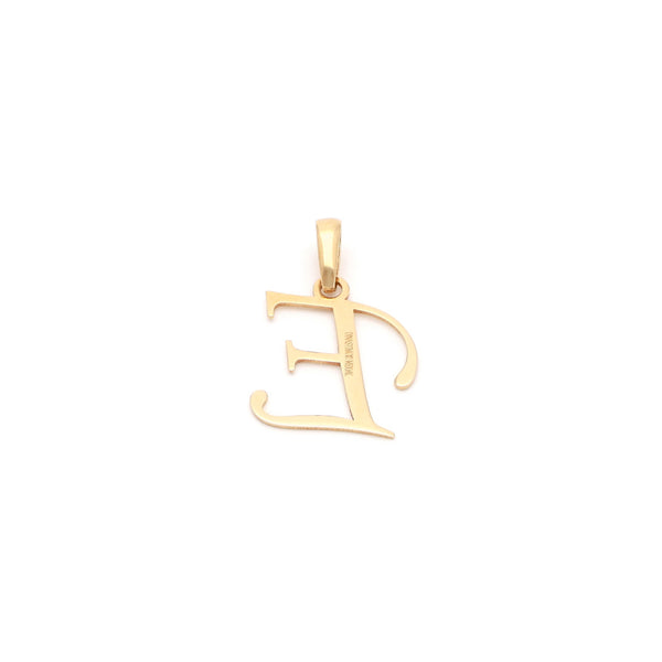 Dije liso motivo letra E en oro amarillo 14 kilates.