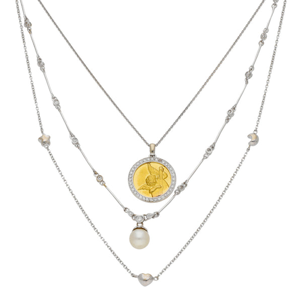 Dos gargantillas y un collar eslabón combinado con un dije, aplicaciones y colgante de diamantes y perla en oro tres tonos 18 kilates.