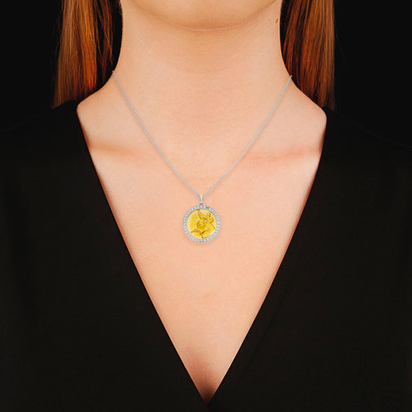 Dos gargantillas y un collar eslabón combinado con un dije, aplicaciones y colgante de diamantes y perla en oro tres tonos 18 kilates.