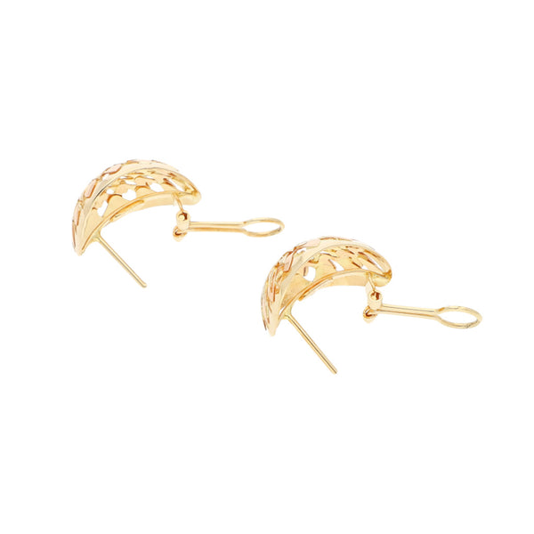 Aretes calados motivo flor en oro amarillo 14 kilates.
