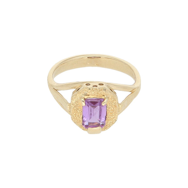 Anillo diseño especial con sintético en oro amarillo 14 kilates.