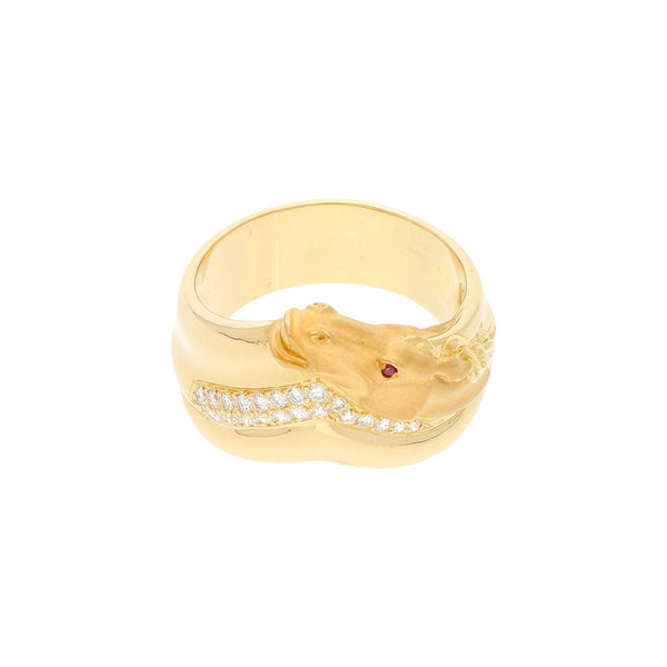 Anillo diseño especial con diamantes y rubí motivo caballo firma Carrera y Carrera en oro amarillo 18 kilates.