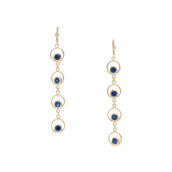 Aretes calados con sintéticos en oro amarillo 14 kilates.