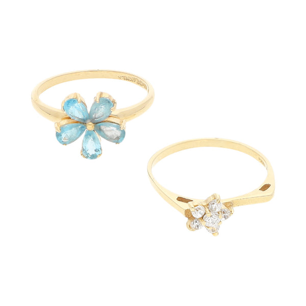 Dos anillos hechuras diferentes motivo flor con sintéticos en oro amarillo 14 kilates.
