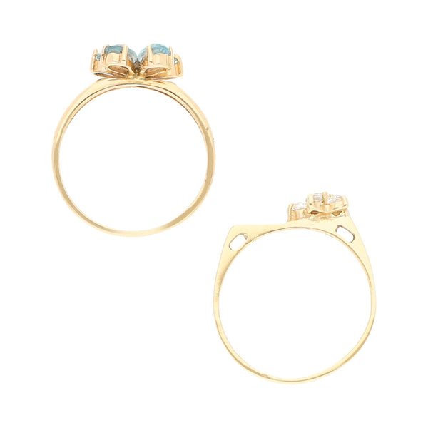 Dos anillos hechuras diferentes motivo flor con sintéticos en oro amarillo 14 kilates.