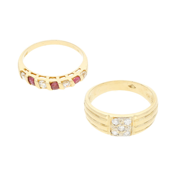 Dos anillos hechuras diferentes con sintéticos en oro amarillo 14 kilates.