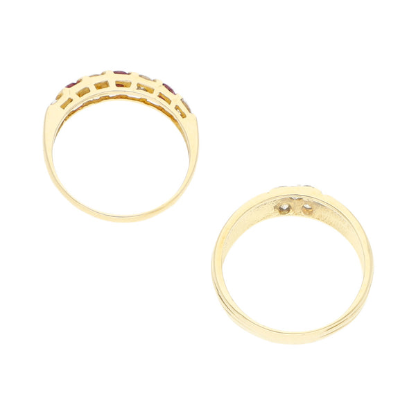 Dos anillos hechuras diferentes con sintéticos en oro amarillo 14 kilates.