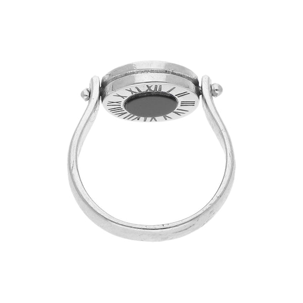 Anillo diseño especial con sintéticos en oro blanco 14 kilates.