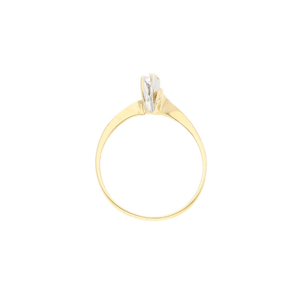 Anillo estilizado con diamante en oro amarillo 14 kilates.