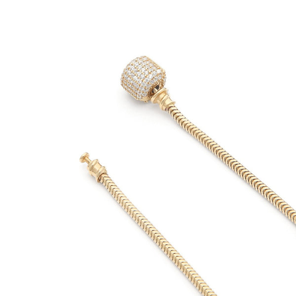 Pulsera eslabón cola de ratón con aplicaciones y colgante motivo flor con sintéticos y esmalte en oro amarillo 14 kilates.