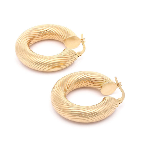 Arracadas huecas en oro amarillo 14 kilates.
