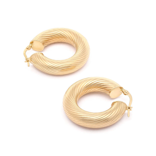 Arracadas huecas en oro amarillo 14 kilates.