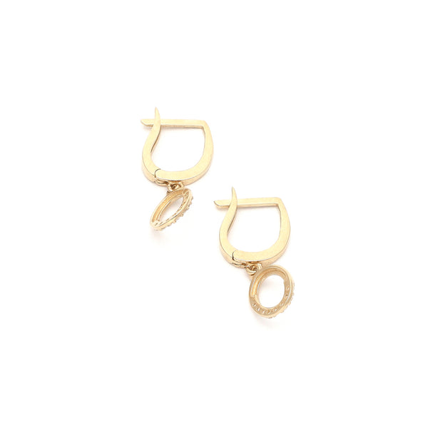 Arracadas diseño especial con colgantes y circonias en oro amarillo 14 kilates.