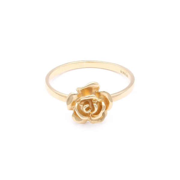 Anillo diseño especial motivo flor en oro amarillo 14 kilates.