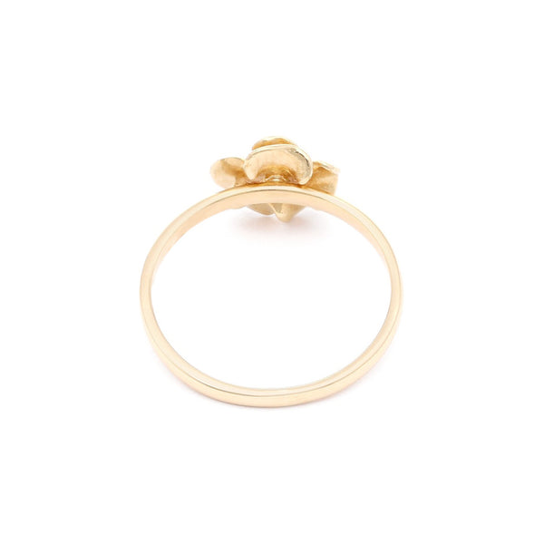 Anillo diseño especial motivo flor en oro amarillo 14 kilates.