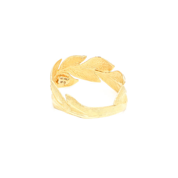 Anillo labrado motivo hojas en oro amarillo 14 kilates.