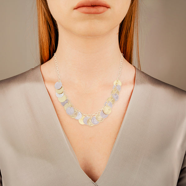 Collar eslabón cruzado con colgantes motivo monedas en oro dos tonos 14 kilates.