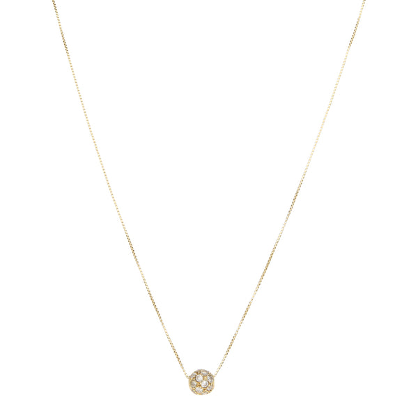 Collar eslabón cuadrado cruzado y dije motivo esfera con circonias en oro amarillo 14 kilates.