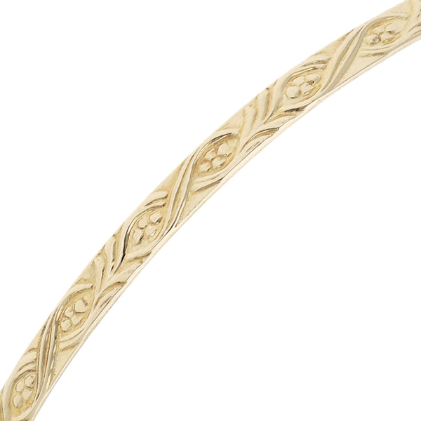 Pulsera de arillo labrada en oro amarillo 14 kilates.