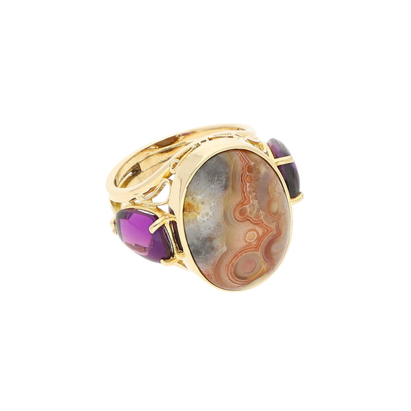 Anillo calado con sintéticos en oro amarillo 14 kilates.