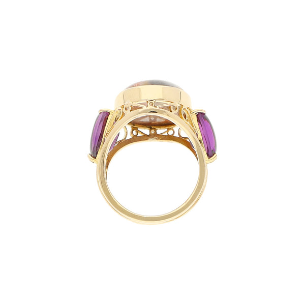Anillo calado con sintéticos en oro amarillo 14 kilates.