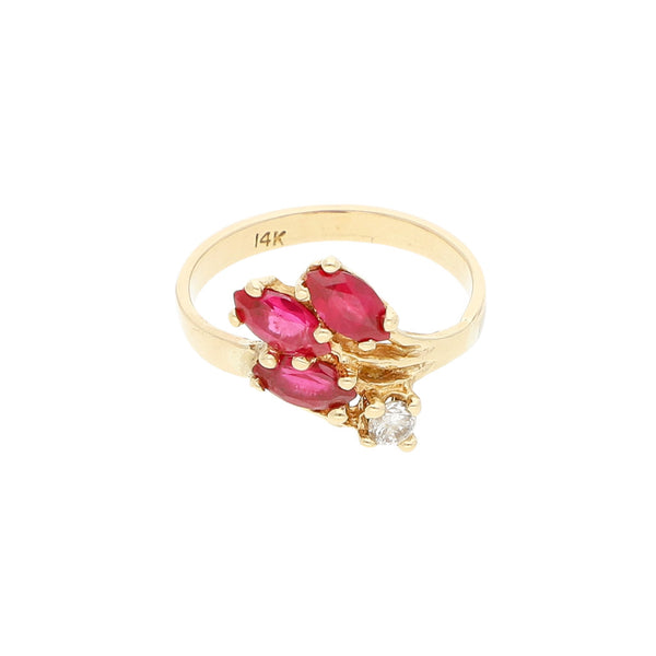 Anillo diseño especial con sintéticos en oro amarillo 12 kilates.