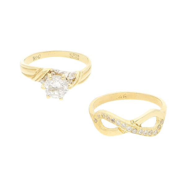 Dos anillos de compromiso y calado con sintéticos en oro amarillo 14 kilates.
