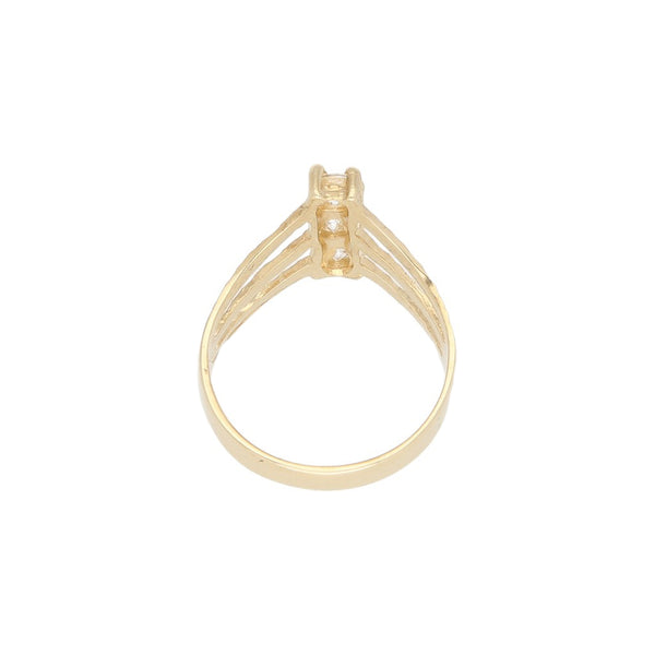 Anillo calado con sintéticos en oro amarillo 14 kilates.