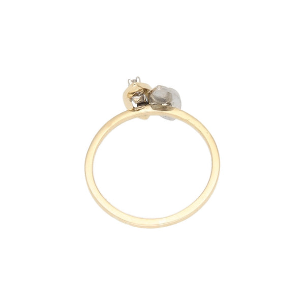 Anillo diseño especial con aplicaciones y diamantes en oro amarillo 12 kilates.