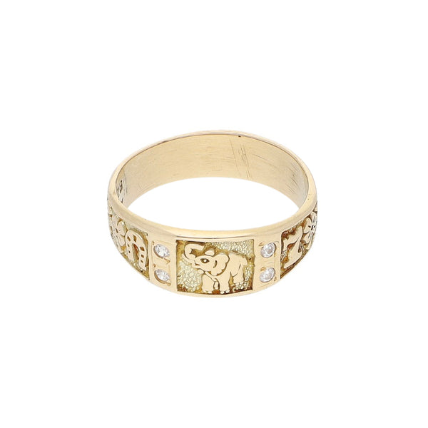 Anillo labrado con sintéticos motivos de la suerte en oro amarillo 14 kilates.
