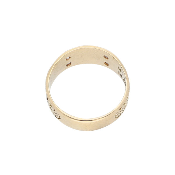 Anillo labrado con sintéticos motivos de la suerte en oro amarillo 14 kilates.