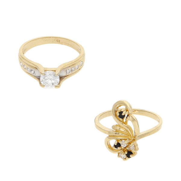 Dos anillos hechuras diferentes con sintéticos en oro amarillo 14 kilates.