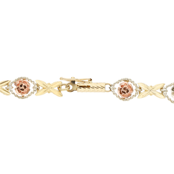 Pulsera eslabón combinado con aplicaciones motivo rosa en oro tres tonos 14 kilates.