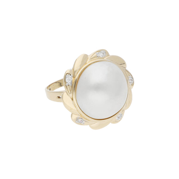 Anillo diseño especial con perla y sintéticos en oro amarillo 14 kilates.