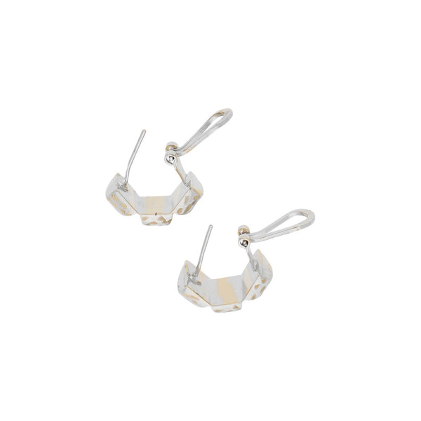 Aretes estilizados en oro blanco 14 kilates.