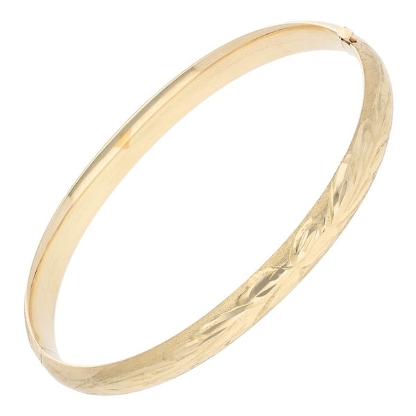 Pulsera de arillo labrada en oro amarillo 14 kilates.
